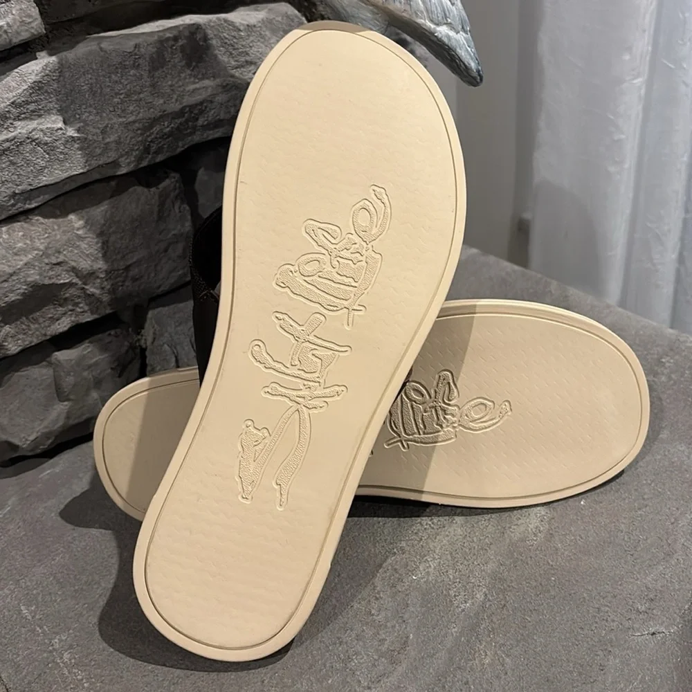Salt Life Leather Upper,rubber outsole,textured insole, thong flip flops/sandals
